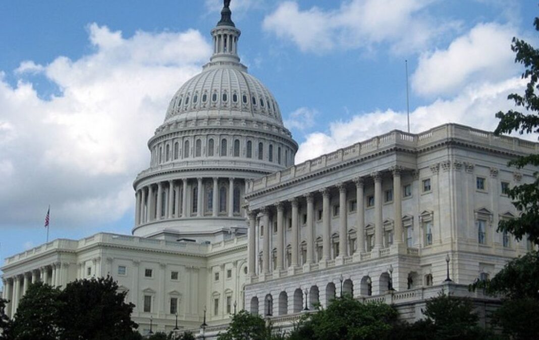 SENADORES ESTADOUNIDENSES PRESENTAN RESOLUCIÓN PARA FRENAR ATAQUES MILITARES DE TRUMP
