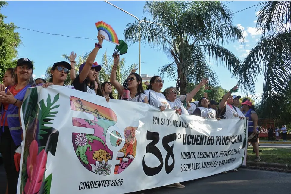FEMINISTAS TOMAN CALLES DE CORRIENTES CON MARCHA HISTÓRICA CONTRA GOBIERNO MILEI