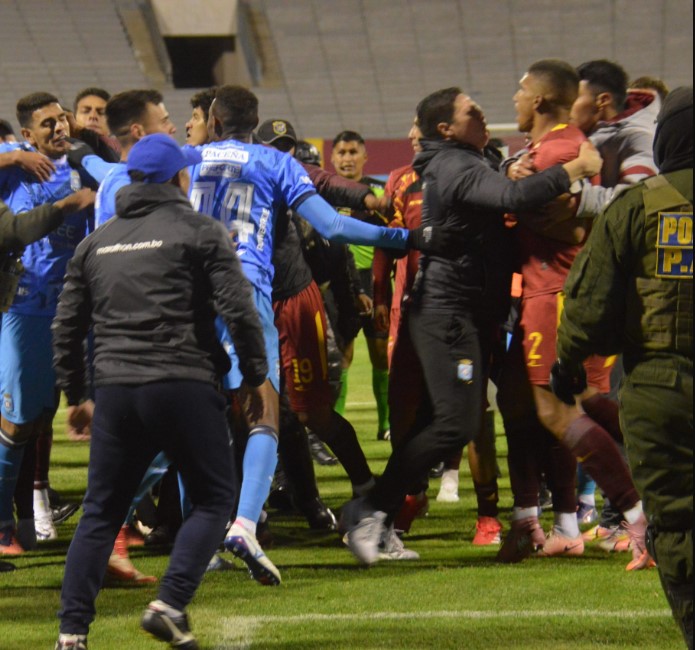 ESCÁNDALO TOTAL EN ESTADIO JESÚS BERMÚDEZ TRAS PELEA DESCONTROLADA