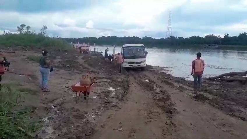 TRANSPORTISTAS Y PASAJEROS VARADOS POR BARRO EN RÍO MAMORÉ