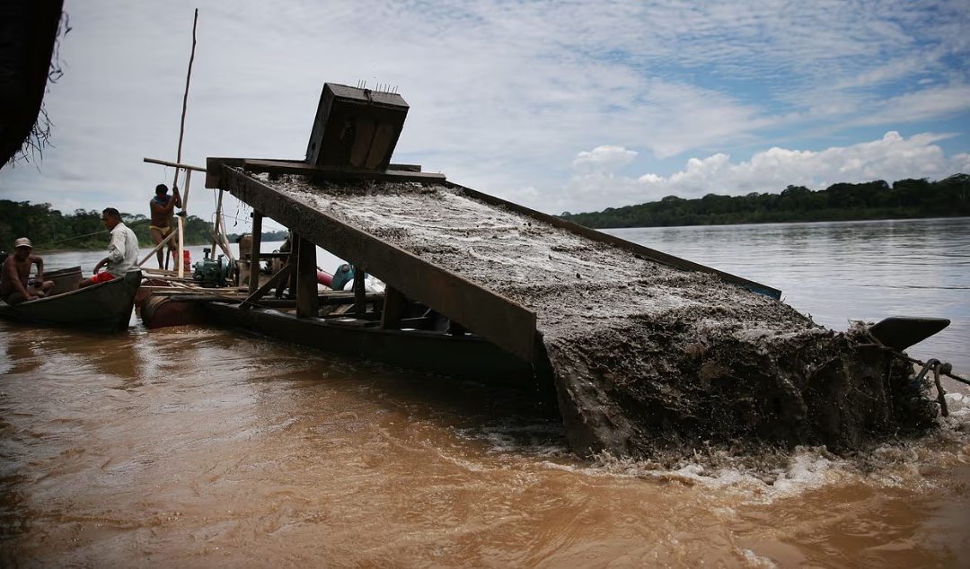 SENTENCIA AMBIENTAL HISTÓRICA DETIENE MINERÍA ILEGAL Y PROTEGE TERRITORIOS INDÍGENAS AMAZÓNICOS