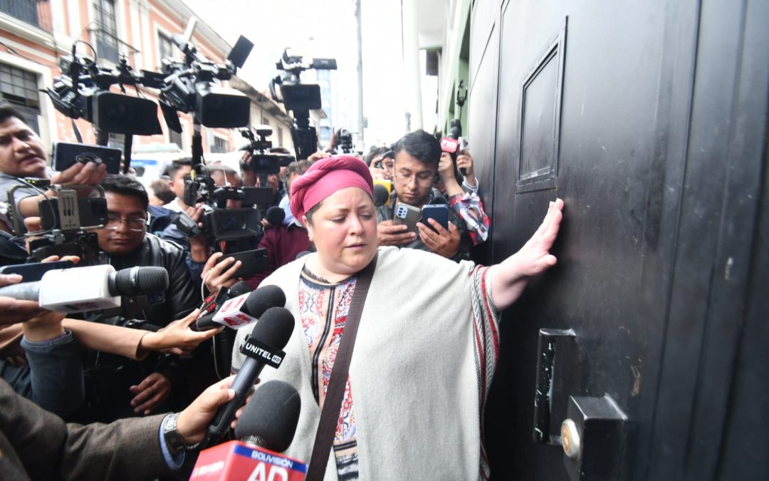 DESBANDADA DE SEGUIDORES DEJA SOLO AL EXPRESIDENTE LUIS ARCE