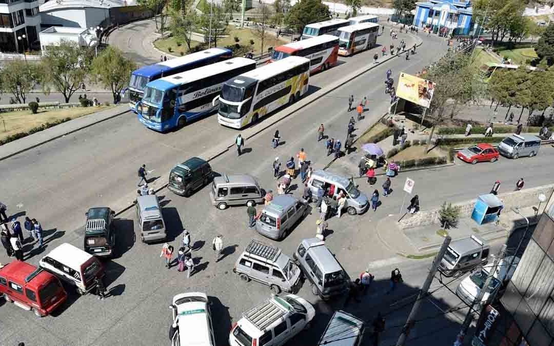 PARO DE TRANSPORTE SE ACATA EN LA PAZ Y SANTA CRUZ