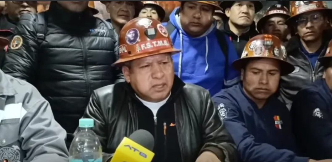 MINEROS DECLARAN HUELGA INDEFINIDA EXIGIENDO RENUNCIA DE PAZ