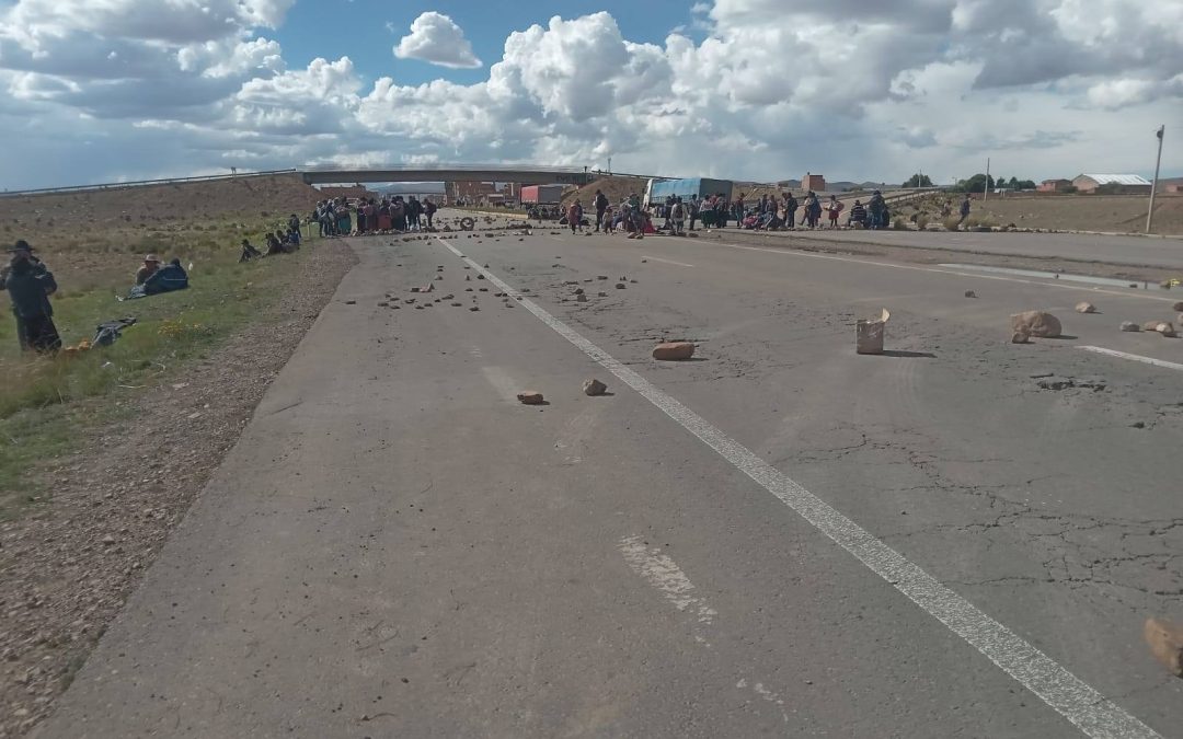 CARRETARAS DEL PAÍS ESTÁN BLOQUEAS EN 12 PUNTOS