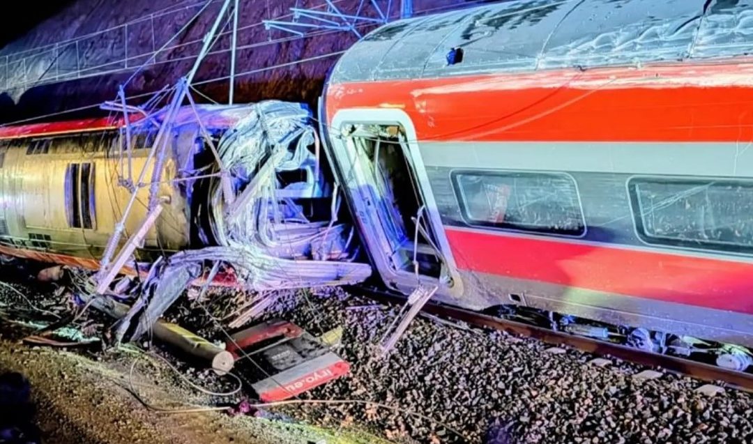 AUTORIDADES INVESTIGAN CAUSAS DEL ACCIDENTE DE TREN EN ESPAÑA