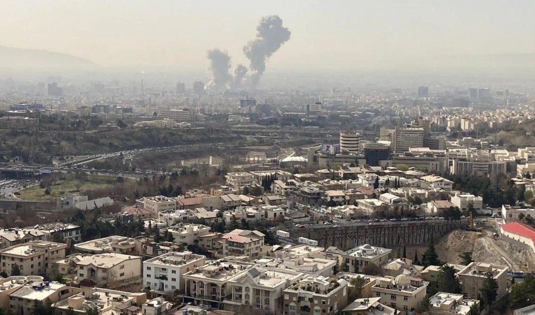 IRÁN CONTRAATACA TRAS OFENSIVA MILITAR DE ESTADOS UNIDOS