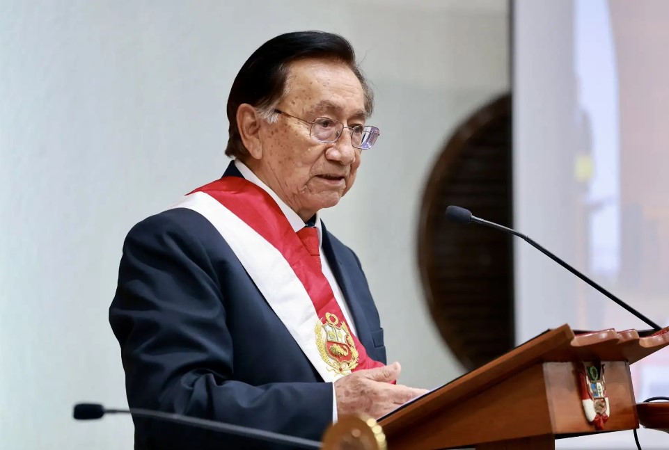 PARLAMENTO PERUANO CONSAGRA A BALCÁZAR COMO PRESIDENTE INTERINO