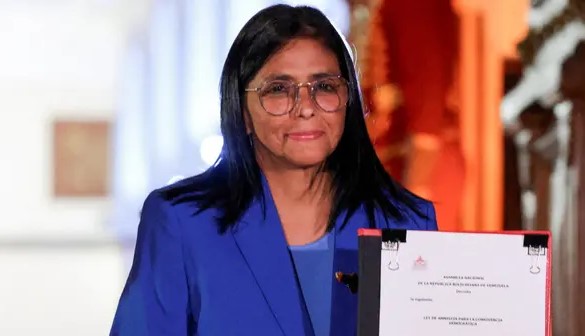 DELCY RODRÍGUEZ FIRMA AMNISTÍA QUE BENEFICIA A PRESOS POLÍTICOS