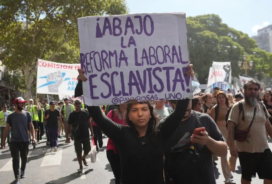 PARO NACIONAL CONTUNDENTE MIENTRAS DIPUTADOS APRUEBAN REFORMA LABORAL