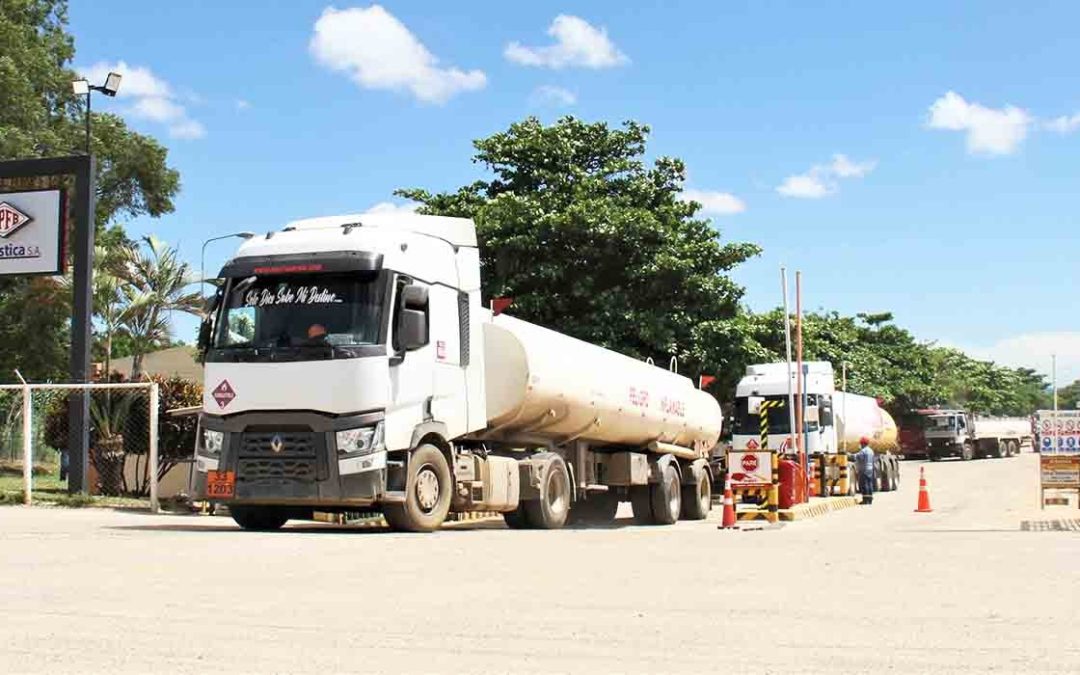 YPFB RECONOCE FALLAS EN LA GASOLINA Y ADMITE CONTRATOS MÁS CAROS CON TRAFIGURA