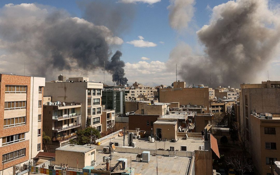 IRÁN DESPLIEGA ATAQUES MASIVOS CONTRA BASES DE EE.UU.