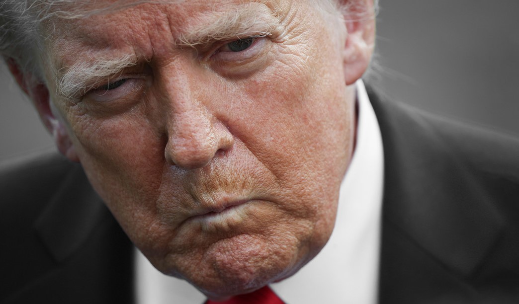 TRUMP GOLPEA A LA OTAN Y LA DESNUDA