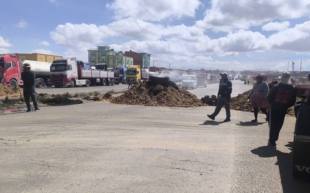 BLOQUEO DE CHOFERES PARALIZA LA VÍA LA PAZ–ORURO POR FALTA DE DIÉSEL