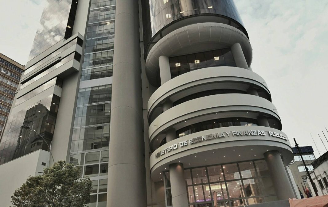 GOBIERNO PROYECTA SUBIR EL 40% EN SALARIOS MINISTERIALES
