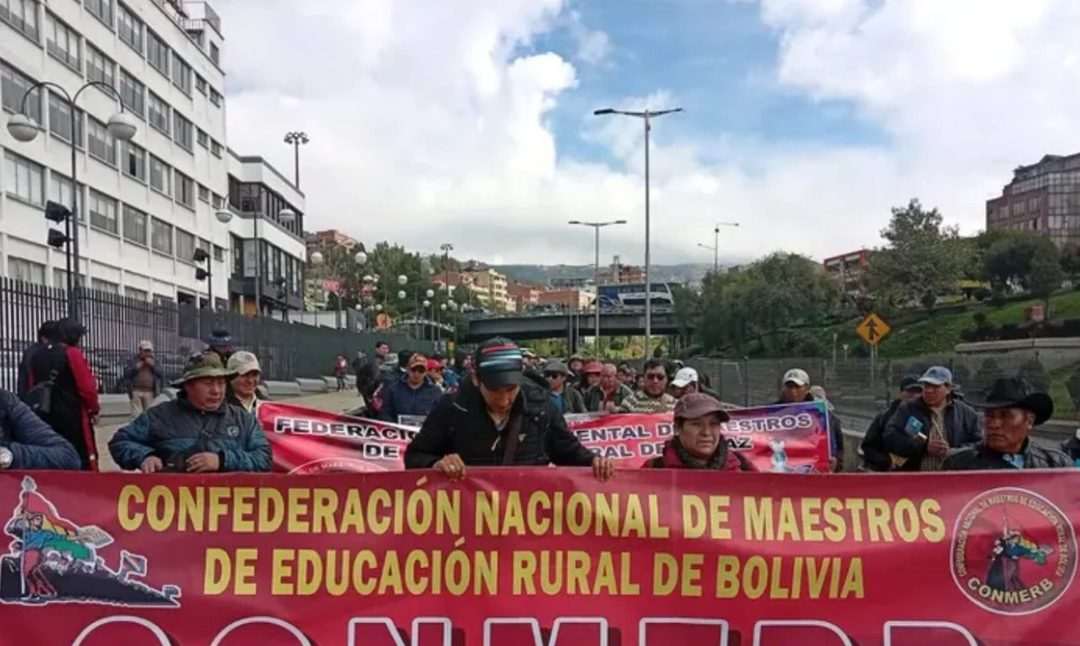 DOCENTES PARAN Y EXIGEN RESPETO A SUS DEMANDAS
