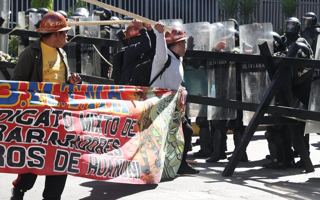 MINEROS Y ALTEÑOS DESBORDAN LA PAZ CONTRA RODRIGO PAZ