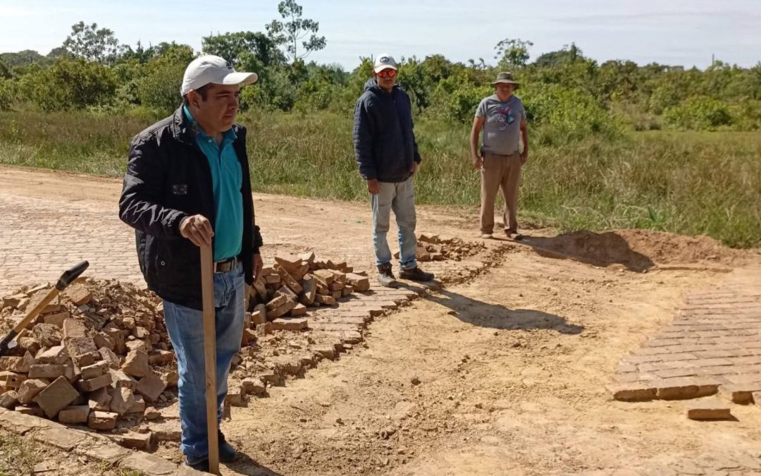 ALCALDE VERIFICA AVANCE DEL BACHEO EN UNA DE LAS AVENIDAS MÁS TRANSITADAS DE SANTA ANA