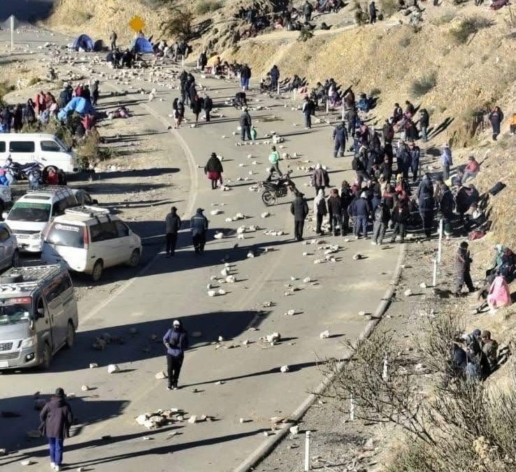 BOLIVIA AMANECE CERCADA POR 90 BLOQUEOS Y CRECE LA PRESIÓN PARA UN CAMBIO POLÍTICO
