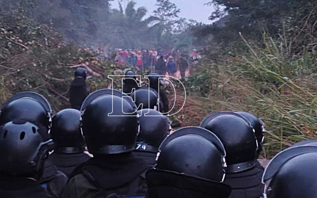 COMUNARIOS RATIFICAN TOMA DEL CAMPO HUMBERTO SUÁREZ Y ADVIERTEN A LA POLICÍA QUE SE RETIRE