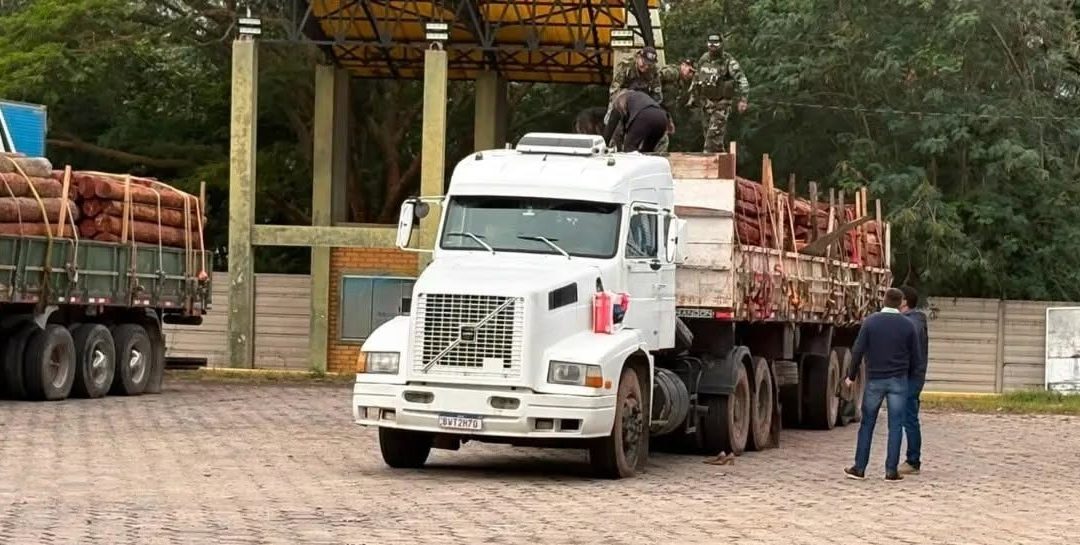 RETIENEN DOS CAMIONES CON MADERA EN OPERATIVO ADUANERO EN PUERTO QUIJARRO
