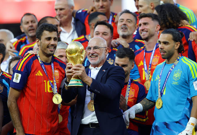 ESPAÑA DESTRONA A ARGENTINA Y VUELVE A LA CIMA DEL MUNDO