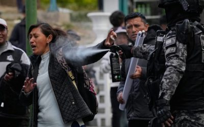 GASIFICAN A MAESTROS QUE MARCHABAN CONTRA LA DESCENTRALIZACIÓN EDUCATIVA